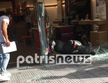 Πύργος: Καρφώθηκε στη βιτρίνα μαγαζιού με τη μηχανή του